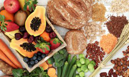 Tomar alimentos ricos en fibra ayuda a mejorar la circulación intestinal y combate el estreñimiento post quirúrgico.